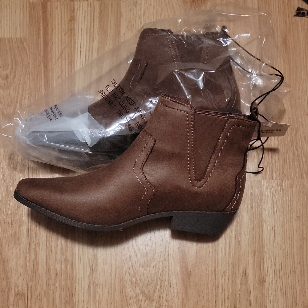 New with tags, brown ankle boots, 9.5 Medium
